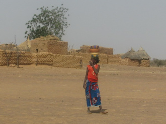 01 Femme En Brousse